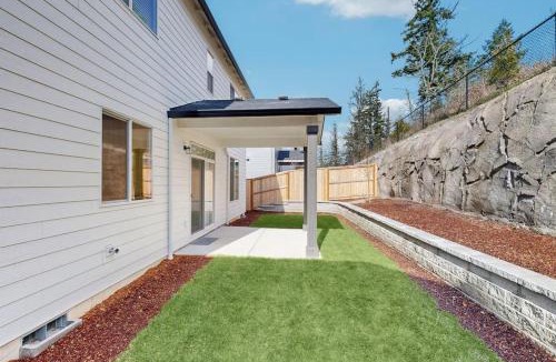Eugene House | Spacious family friendly home with full kitchen enclosed yard washer & dryer