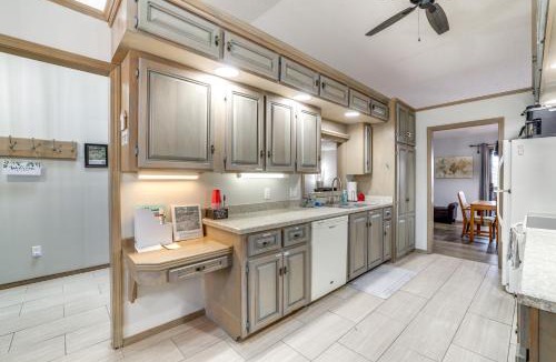 Eureka Springs House | Spacious Holiday Island Escape w/Deck & Gas Grill