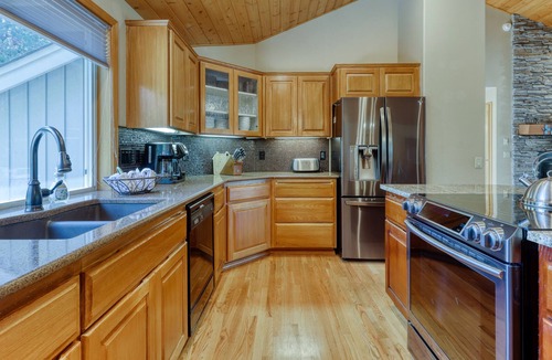 Sunriver House | Spacious home with SHARC passes, private hot tub, central AC, & deck
