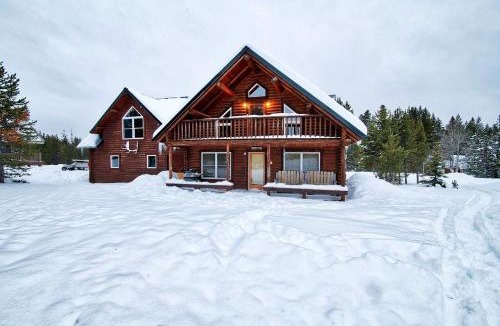 Island Park House | Spacious Log Cabin Retreat with Game Room & Hot Tub Near Island Park, Idaho