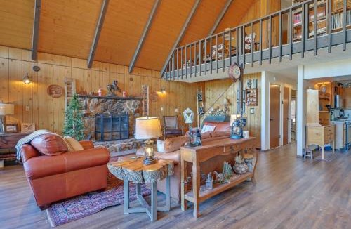 Munds Park House | Spacious Munds Park Cabin with Golf Course Views