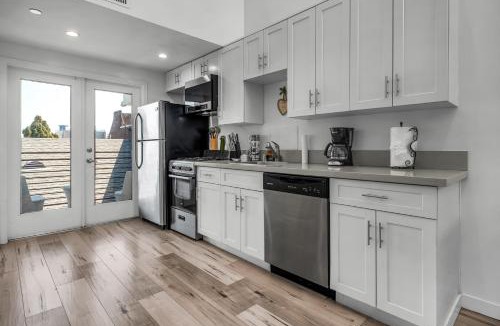 Wilshire Apartment | Spacious One-Bedroom Loft With Dining Area & Gated Parking