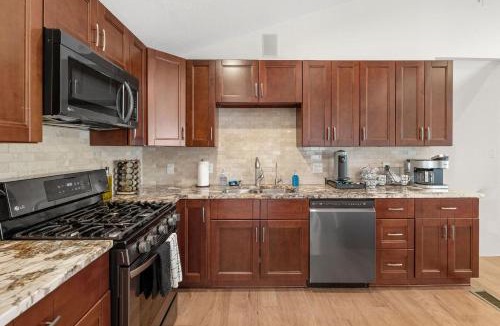 Northglenn House | Spacious & Pet Friendly- Hot Tub & Mountain Views
