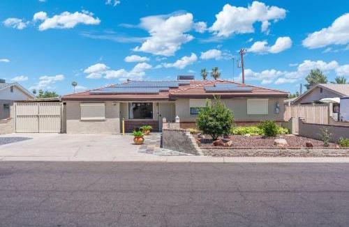 Alhambra House | Spacious Phoenix Retreat 4BR Private Pool