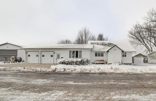Glen House | Spacious Retreat w/Private Yard & Deck in Roscoe!