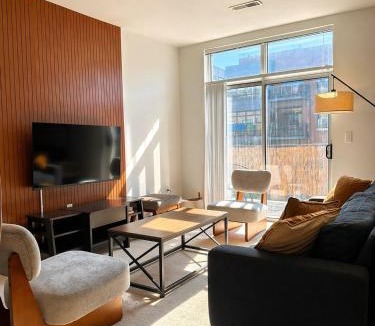 Historic Third Ward Apartment | Spacious Third Ward Apt Near Summerfest with Balcony - Sleeps 4
