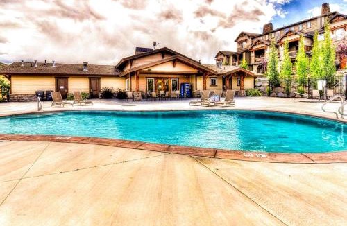 Park City House | Spacious townhome with Community pool hot tub & clubhouse - Dog Friendly