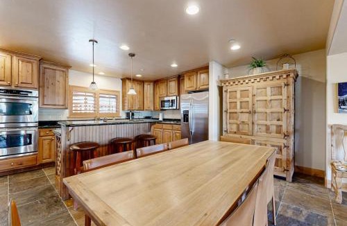 Bear Hollow Village House | Spacious townhome with private hot tub pool table & shared pool & gym