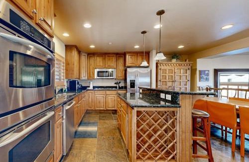 Bear Hollow Village House | Spacious townhome with private hot tub pool table & shared pool & gym