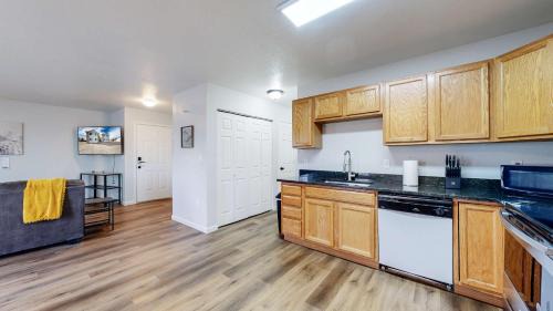 Brighton Apartment | Spacious two bedroom apartment near DIA