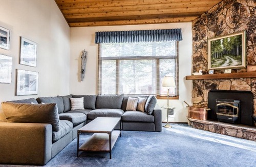 Mammoth Lakes House | Spacious Winterset 26 2 Bedrm Plus Loft 3 Full Bathrm Townhome Sleeps 8 Steps to Free Town Shuttle