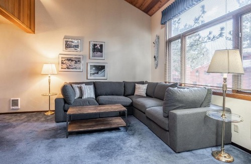 Mammoth Lakes House | Spacious Winterset 26 2 Bedrm Plus Loft 3 Full Bathrm Townhome Sleeps 8 Steps to Free Town Shuttle