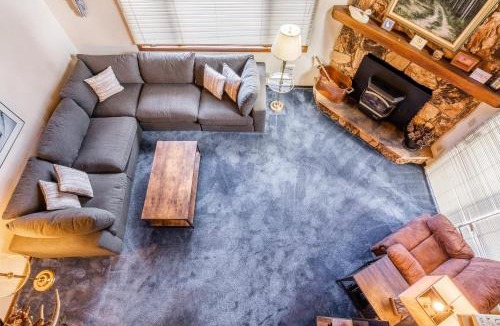 Mammoth Lakes House | Spacious Winterset 26 2 Bedrm Plus Loft 3 Full Bathrm Townhome Sleeps 8 Steps to Free Town Shuttle