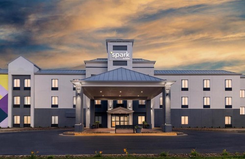 Lansing Hotel | Spark By Hilton Lansing
