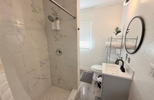 Downtown Las Vegas Apartment | Sparkly Apt 5 Min Walk to Downtown - Free Parking
