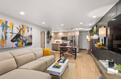 Aspen Condo | Special VRBO Rates! - Steps to Gondola! Cozy Aspen Stay