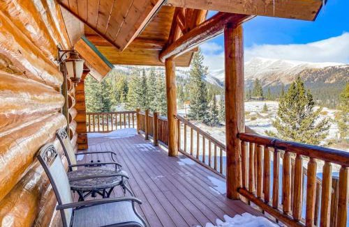 Valley of the Sun House | Spectacular Custom Log Cabin with Hot Tub, Epic Views, Fireplace - Moose Tracks Cabin