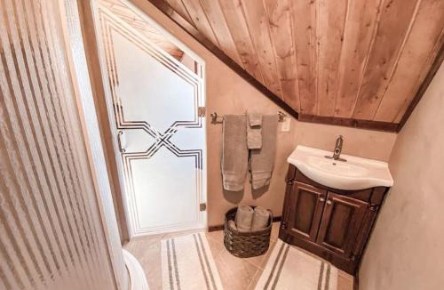 Valley of the Sun House | Spectacular Custom Log Cabin with Hot Tub, Epic Views, Fireplace - Moose Tracks Cabin