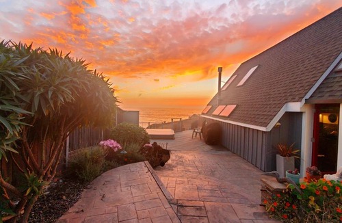 Fort Bragg House | Spectacular Oceanfront Studio with Hot Tub & Loft