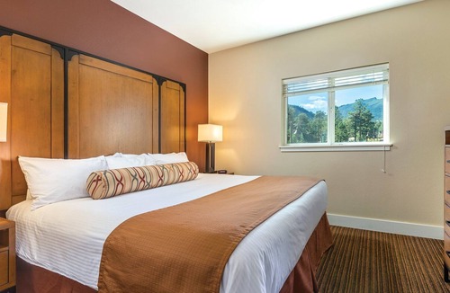 Estes Park Condo | Spot nature's beauty from your doorstep.