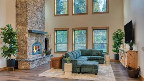 Sunriver House | Spring River Retreat by AvantStay