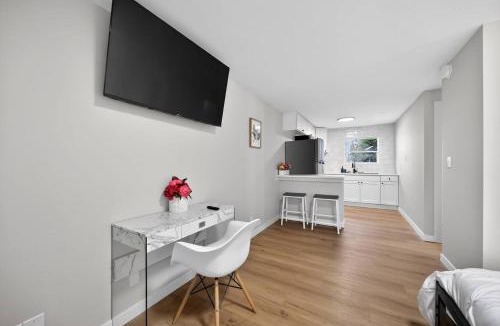 New Tacoma Apartment | Stadium District Studio-King Bed-Walk to it all!