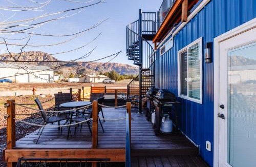 Apple Valley House | Stargazing Deck & Hot Tub, Zions Tiny Getaway