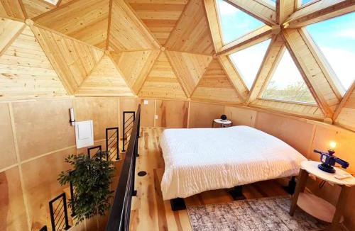 Springdale House | Stargazing Planetarium Treehouse Beaver Lake View