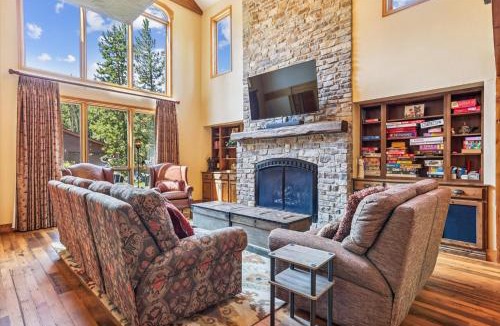 Trafalgar House | Stay at Friendly Fox Chalet, a large pet friendly home in a great location.