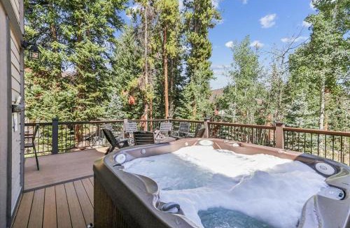 Trafalgar House | Stay at Friendly Fox Chalet, a large pet friendly home in a great location.