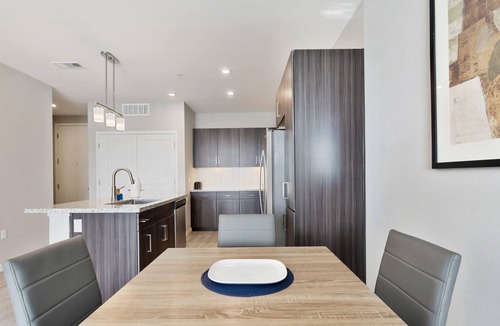 Camelback East Apartment | Stay Gia Modern 1BR Apartment with Swimming Pool