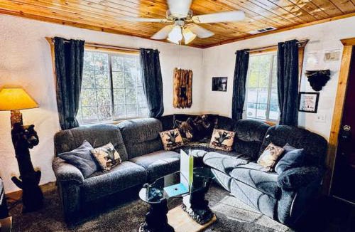 Yosemite West House | Stay in Yosemite-Cozy Bear North-Sleeps 5