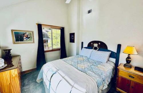 Yosemite West House | Stay in Yosemite-Cozy Bear North-Sleeps 5