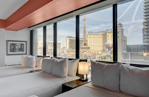 Las Vegas Strip Apartment | Stay Together Suites - Stunning Penthouse On The Strip Sleeps 16 - NO RESORT FEE