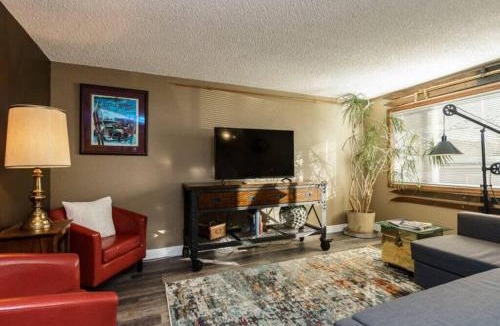 Boise Bench House | #StayInMyDistrict Eclectic Boise Townhouse near St Als