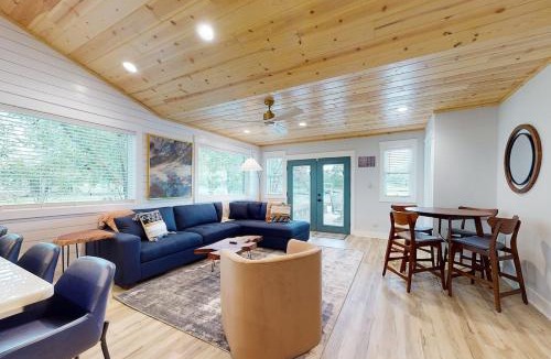 Lake Hamilton House | Step-Free Lake Hamilton Retreat: Private Pier, Kayaks & Scenic Views