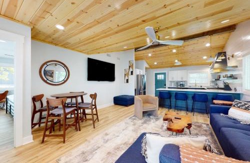 Lake Hamilton House | Step-Free Lake Hamilton Retreat: Private Pier, Kayaks & Scenic Views