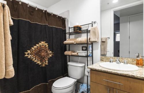 South Scottsdale Apartment | Step Out to Historic Old Town Scottsdale 2 King/2Bath w/pool
