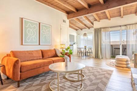 El Porto House | Steps to Beach Manhattan Beach 2 Bedroom Parking