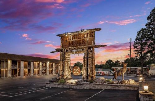 Eureka Springs Apartment | Stonegate Lodge 2 Queen Beds WIFI 50in Roku TV Salt Water Pool Room #105