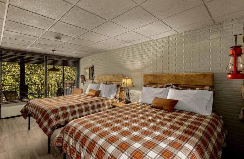 Eureka Springs Apartment | Stonegate Lodge 2 Queen Beds WIFI 50in Roku TV Salt Water Pool Room #105