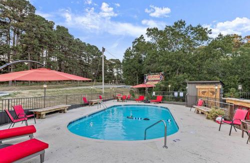 Eureka Springs Apartment | Stonegate Lodge 2 Queen Beds WIFI 50in Roku TV Salt Water Pool Room #105
