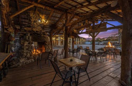 Eureka Springs Apartment | Stonegate Lodge Bear's Den Kitchen, Pool, Firepit, WIFI ,Smart TVs