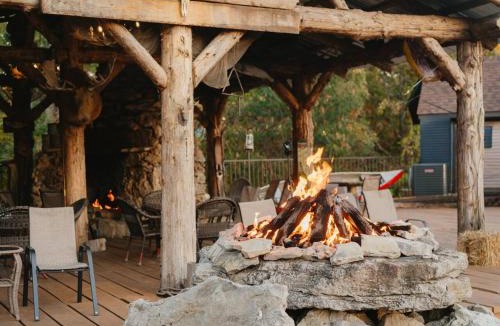 Eureka Springs Apartment | Stonegate Lodge Bear's Den Kitchen, Pool, Firepit, WIFI ,Smart TVs