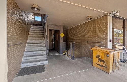 Eureka Springs Apartment | Stonegate Lodge King Bed Fast WiFi 50in Roku TV Salt Water Pool Room # 304