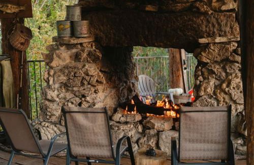 Eureka Springs Apartment | Stonegate Lodge King Bed Pool Fast WIFI 2 mi 2 DTWN Room #306