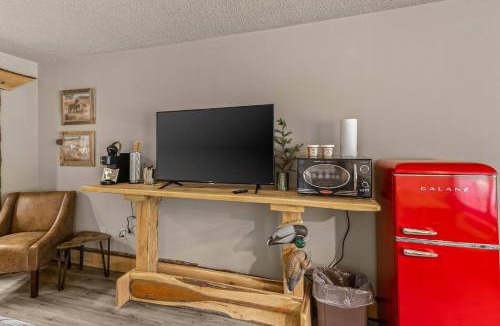 Eureka Springs Apartment | Stonegate Lodge King Bed, WiFi, 50in TV, Fire Pit, Salt Water Pool Room # 310