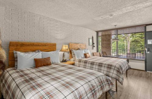 Eureka Springs Apartment | Stonegate Lodge Saltwater Pool 2 Queen Beds Firepit Fast WiFi Room #307