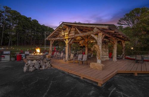 Eureka Springs Apartment | Stonegate Lodge W Pool & Outdoor Firepits Room #201