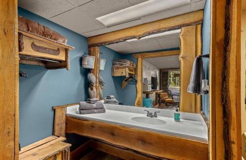 Eureka Springs Apartment | Stonegate Lodge W Pool & Outdoor Firepits Room #201